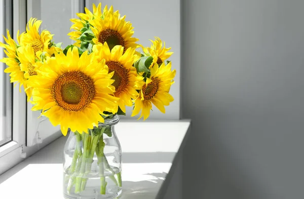 Vase Mit Schönen Sonnenblumen Auf Der Fensterbank Zimmer Nahaufnahme — Stockfoto