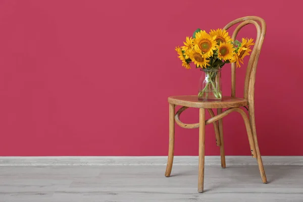 Vase Beautiful Sunflowers Chair Burgundy Wall Room — Stock Photo, Image