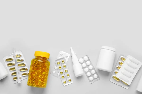 Verschiedene Pillen Und Flaschen Mit Medikamenten Auf Grauem Hintergrund — Stockfoto