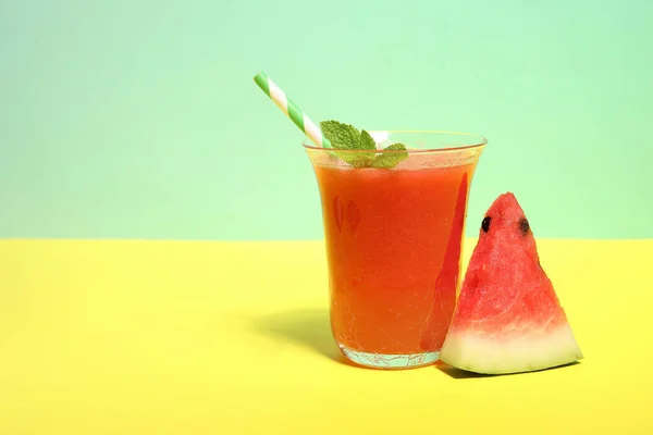 Glas Välsmakande Vattenmelon Juice Med Mynta Färgglada Bakgrund — Stockfoto