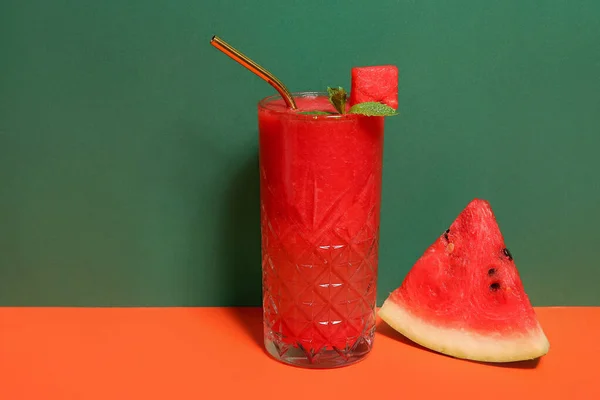Glas Smakelijk Watermeloen Sap Met Munt Kleurrijke Achtergrond — Stockfoto