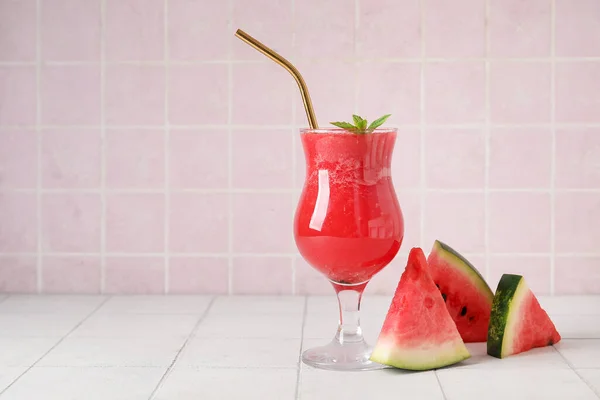Glas Smakelijk Watermeloensap Met Munt Witte Tegeltafel — Stockfoto