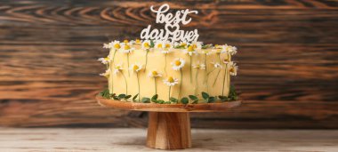 Ahşap arka planda güzel bir düğün pastası