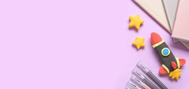 Eflatun arkaplan ve metin için alanı olan plastikten yapılmış roket