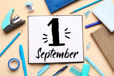 Metin 1 SEPTEMBER ve ışık arkaplan üzerinde farklı kırtasiye içeren defter