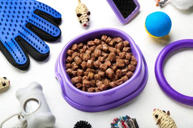 Evcil hayvan bakım aksesuarları ve arka planda ıslak yiyecekler, yakın plan.
