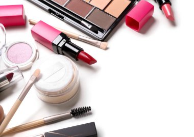 Farklı dekoratif kozmetik ürünler seti beyaz arka planda makyaj fırçaları, yakın plan