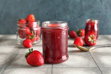 Masada bir kavanoz tatlı çilek reçeli