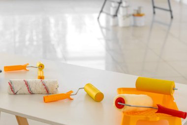 Odadaki boya makineleri, yakın plan.