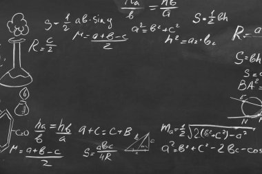 Siyah karatahta üzerindeki farklı formüllerden yapılmış çerçeve