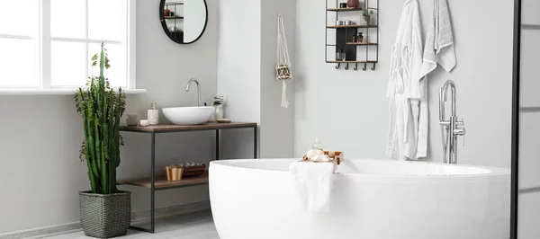 Innenraum Des Hellen Badezimmers Mit Badewanne Waschbecken Kaktus Und Accessoires — Stockfoto