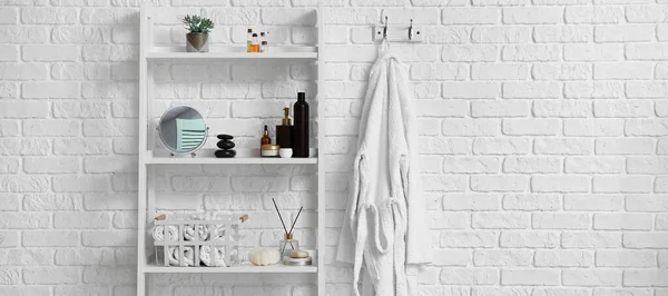 Banyodaki Beyaz Tuğla Duvara Asılı Bornoz Malzemelerle Raf Ünitesi Tasarım — Stok fotoğraf