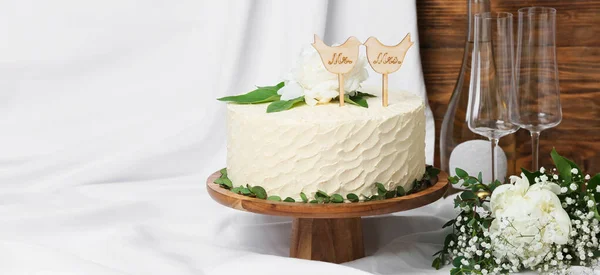 Gyönyörű Esküvői Torta Pezsgős Poharakkal Asztalon — Stock Fotó