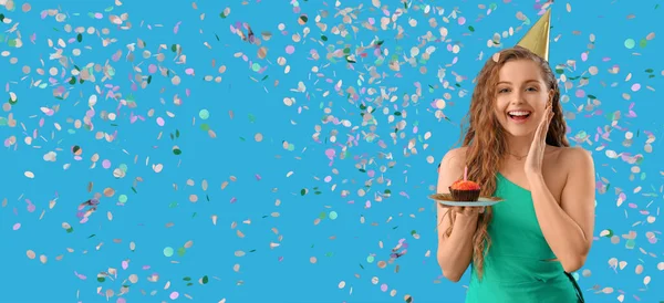 Jovem Feliz Com Cupcake Celebrando Aniversário Fundo Azul Claro Com — Fotografia de Stock