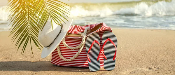 Beach Bag Hat Flip Flops Sea Coast Tropical Resort — Stock Photo, Image
