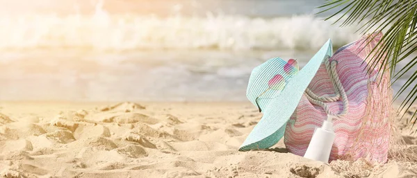 Plážová Taška Kloboukem Slunečními Brýlemi Krémem Opalování Písku Moře Nápis — Stock fotografie