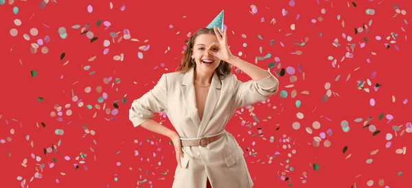 Feliz Joven Mujer Celebrando Cumpleaños Sobre Fondo Rojo Con Confeti — Foto de Stock