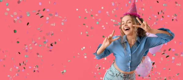 Glückliche Junge Frau Feiert Geburtstag Auf Rosa Hintergrund Mit Fallendem — Stockfoto