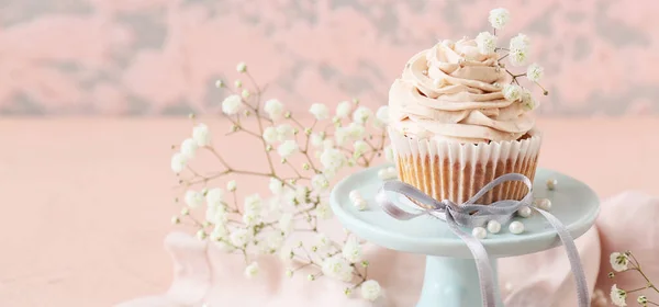 Desszert Stand Gyönyörű Esküvői Cupcake Rózsaszín Háttér — Stock Fotó