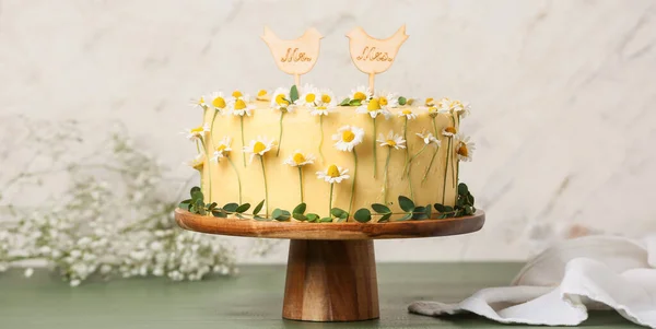 摆着漂亮的结婚蛋糕站在桌上 — 图库照片