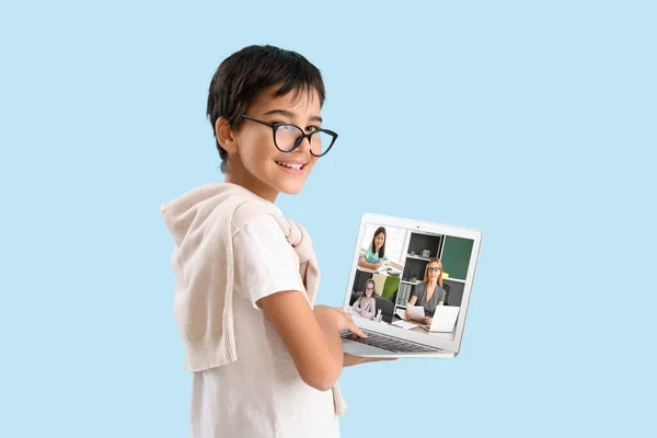 Mały Chłopiec Okularach Laptopem Jasnoniebieskim Tle Pojęcie Edukacji Internetowej — Zdjęcie stockowe