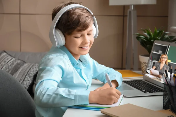 Χαριτωμένο Αγοράκι Ακουστικά Που Διαβάζει Στο Σπίτι Έννοια Της Online — Φωτογραφία Αρχείου