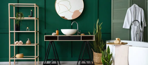 Interieur Des Stilvollen Badezimmers Mit Waschbecken Spiegel Badewanne Und Regal — Stockfoto