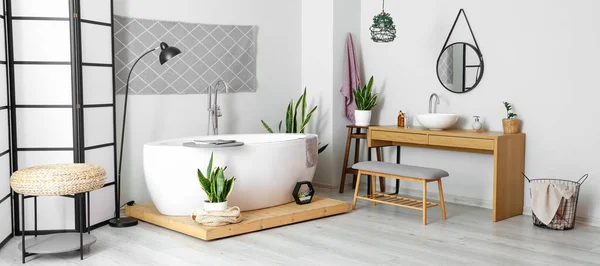 Fényes Fürdőszoba Mosogatóval Tükörrel Káddal Szobanövényekkel — Stock Fotó