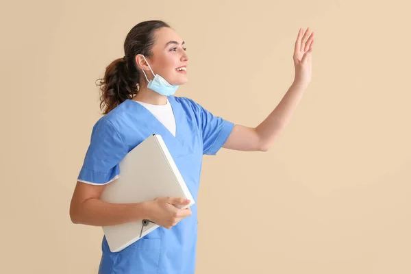 Female Medical Assistant Folder Beige Background — Stock Photo, Image