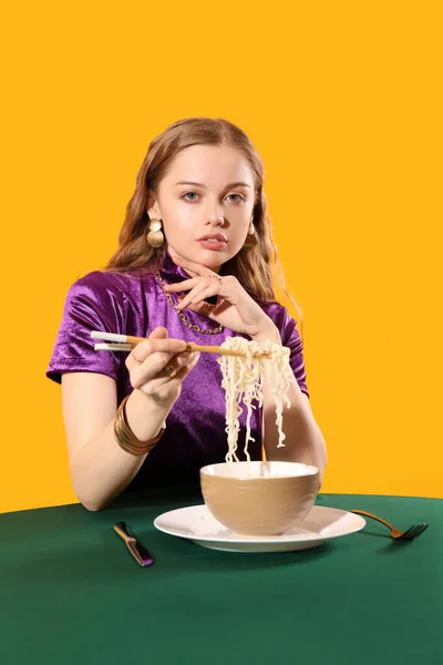 Junge Frau Mit Schale Chinesischer Nudeln Tisch Auf Gelbem Hintergrund — Stockfoto
