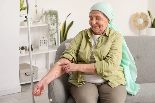 Evde Kimyasal Terapi Gören Yaşlı Bir Kadın — Stok fotoğraf