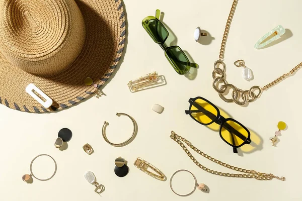 Elegantes Accesorios Con Gafas Sol Sombrero Verano Sobre Fondo Claro — Foto de Stock