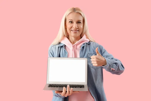 Starší Žena Programátor Notebookem Ukazující Palec Nahoru Růžovém Pozadí — Stock fotografie