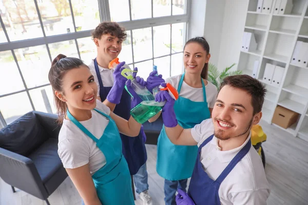 Jóvenes Conserjes Con Botellas Detergente Oficina — Foto de Stock