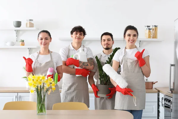 Jovens Zeladores Com Suprimentos Limpeza Planta Sala Cozinha — Fotografia de Stock