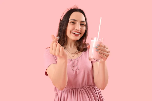 Junge Frau Mit Einem Glas Smoothie Und Herz Auf Rosa — Stockfoto
