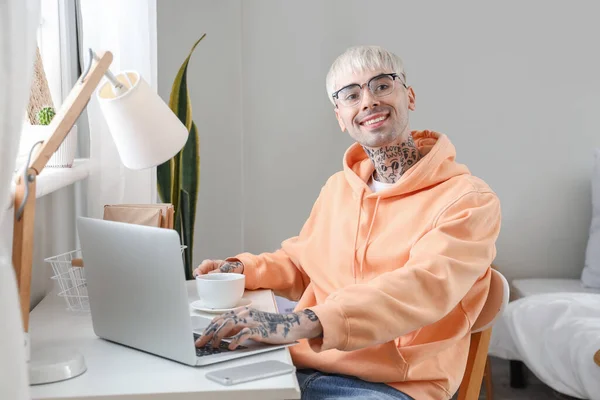 Young Tattooed Man Eyeglasses Laptop Cup Coffee Home — Stock Photo, Image