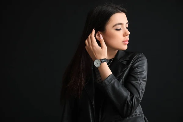 黒い背景に腕時計が付いているスタイリッシュな美しい女性 — ストック写真