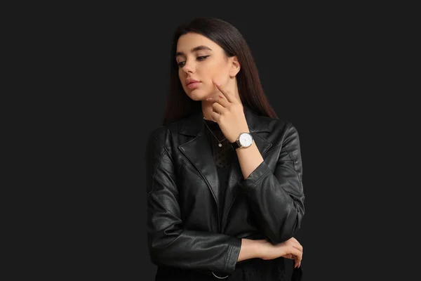 黒い背景に腕時計が付いているスタイリッシュな美しい女性 — ストック写真