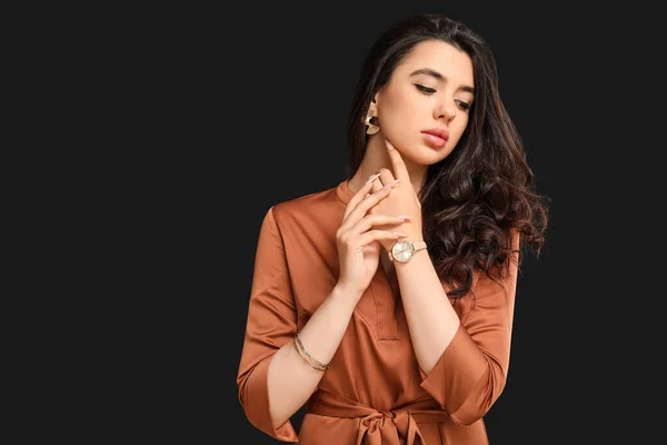 黒い背景に腕時計を持つエレガントな美しい女性 — ストック写真