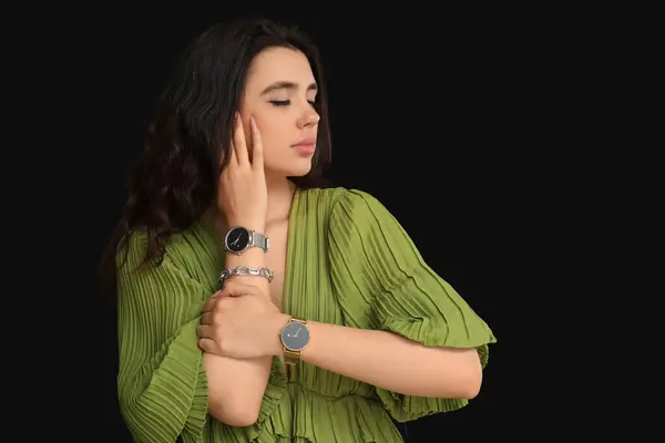 Schöne Junge Frau Mit Armbanduhren Auf Schwarzem Hintergrund — Stockfoto
