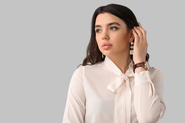 Elegante Schöne Junge Frau Mit Armbanduhr Auf Grauem Hintergrund — Stockfoto