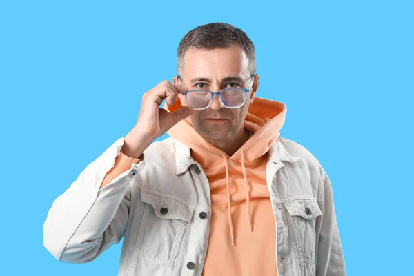 Volwassen Man Bril Blauwe Achtergrond — Stockfoto