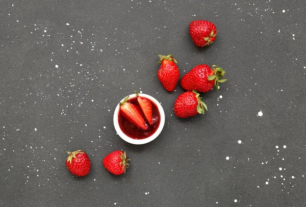 Bowl Sweet Strawberry Jam Fresh Berries Grunge Background — Stock Photo, Image