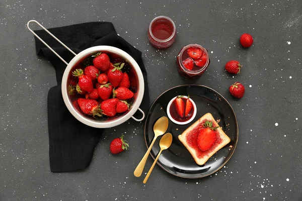 Plate Tasty Toast Sweet Strawberry Jam Fresh Berries Grunge Background — Stock Photo, Image