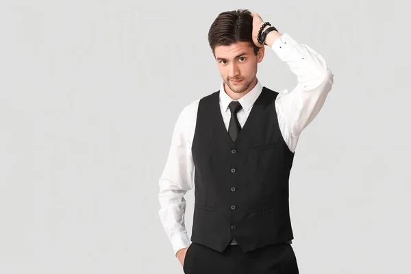 Schöner Junger Geschäftsmann Mit Armbanduhr Auf Grauem Hintergrund — Stockfoto