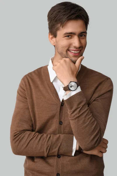 ハンサム幸せな若い男性とグレーの背景に腕時計 — ストック写真