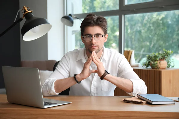 オフィスのラップトップに取り組む腕時計と眼鏡を持つスタイリッシュな若者 — ストック写真