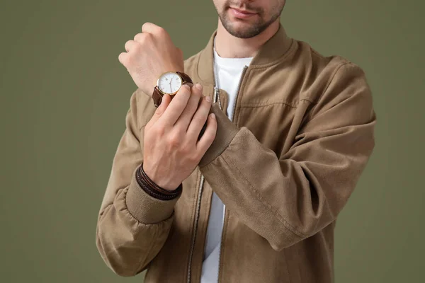 올리브 배경에 재킷에 시계와 — 스톡 사진