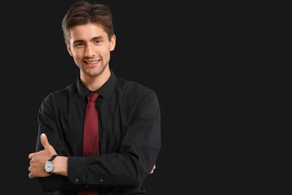 Schöner Eleganter Junger Mann Mit Armbanduhr Auf Schwarzem Hintergrund — Stockfoto